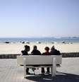 Jovens em uma praia tunisiana  Foto: BBC News Brasil
