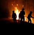Membros da Unidade de Emergência espanhola ajudam no combate ao fogo em Cernache do Bonjardim  Foto: Reuters