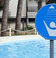 Aviso pedindo para tomar ducha antes de entrar na piscina  Foto: BBC News Brasil