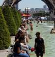 Pessoas se refrescam em fonte da Praça do Trocadero, em Paris  Foto: Getty Images