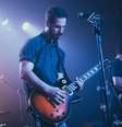 Vitor, da Zimbra, ao vivo, com sua antiga guitarra  Foto: Facebook