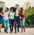 Talvez, sob a face de um novo amigo, esteja a verdade de um novo amor.  Foto: pixelfit  / iStock