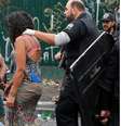 Mulher conduzida por policial em ação na cracolândia  Foto: BBC News Brasil