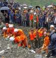 Equipes de resgate procuram por sobreviventes em deslizamento de terra na China  Foto: Reuters