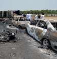 Carros e motos ao redor do caminhão-tanque ficaram totalmente queimados.  Foto: Reuters