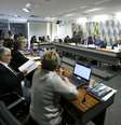 O senador Romero Jucá durante sessão da Comissão de Constituição e Justiça do Senado para a leitura do seu parecer sobre o projeto de lei de reforma trabalhista.  Foto: Agência Brasil