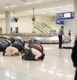 Muçulmanos rezaram em protestogather no aeroporto de Dallas, no Texas, em janeiro deste ano  Foto: BBC News Brasil