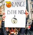 Em protesto em janeiro deste ano, manifestante em Nova York segura cartaz que compara Donald Trump a Adolf Hitler  Foto: Deutsche Welle