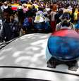 Manifestantes cercam veículo de patrulha durante o protesto contra o governo de Maduro em Caracas  Foto: Reuters