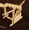 Brinquedo imita arma medieval usando palitos de dente - mas pode ser usado também com agulhas de metal   Foto: Reprodução