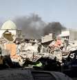 Fumaça é avistada das ruínas da mesquita de al-Nuti, em Mosul, após ação do exército iraquiano.  Foto: Reuters