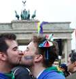 Casal celebra legalização do casamento entre pessoas do mesmo sexo na Alemanha  Foto: Fabrizio Bensch / Reuters
