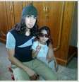Jovem com menina pequena  Foto: BBC News Brasil