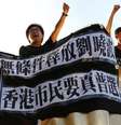 Pro-democracy activists chant slogans on the Golden Bauhinia Square, a gift from China at the 1997 handover, during a protest a day before Chinese President Xi Jinping is due to arrive for the celebrations, in Hong Kong, China 28 June 2017.  Foto: BBC News Brasil