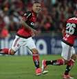 Guerrero comemora o gol de falta que anotou na vitória do Flamengo  Foto:  André Mourão/FOTOFC/GazetaPress
