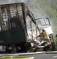 Bombeiros no local onde um ônibus pegou fogo após colisão com um caminhão no Estado da Baviera, na Alemanha. 03/06/2017 REUTERS/News 5  Foto: Reuters
