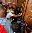 Simpatizantes do governo tentam invadir Assembleia Nacional da Venezuela, em Caracas
05/07/2017 REUTERS/Andres Martinez Casares  Foto: Reuters