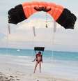 Skydiver nu controla seu paraquedas após saltar de avião a cerca de 6.800 metros acima da praia de Diani, no Quênia 6/07/ 2017. REUTERS/Joseph Okanga   Foto: Reuters