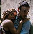 Bibi (Juliana Paes) e Rubinho (Emílio Dantas) na fuga pela favela: amor bandido capaz de seduzir o telespectador)  Foto: Raquel Cunha/TV Globo