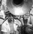 Henrique Mendonça toca Tuba no bloco de carnaval de rua Unidos do Swing  Foto: Facebook