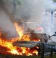 Bombeiro apaga chamas em carro em Hamburgo. 07/072017 REUTERS/Hannibal Hanschke T  Foto: Reuters