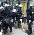 Police officers push away activists who tried to block a street during the G20 summit in Hamburg, Germany, July 7, 2017. REUTERS/Hannibal Hanschke  Foto: Hannibal Hanschke  / Reuters
