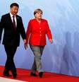 Presidente chinês Xi Jinping caminha ao lado de chanceler alemã Angela Merkel em cúpula do G20, em Hamburgo, Alemanha 
7/72017 REUTERS/Wolfgang Rattay  Foto: Reuters