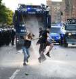 Manifestantes enfrentam policiais durante a cúpula do G20, na Alemanha  Foto: Getty Images