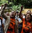 Manifestantes gritam palavras de ordem na entrada da casa do líder da oposição venezuelana Leopoldo López, que foi colocado em prisão domiciliar depois de mais de três anos de prisão  Foto: Reuters