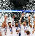 Seleção francesa comemora o título da Liga Mundial de Vôlei na Arena da Baixada em Curitiba.  Foto: Reuters