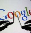 Pessoas trabalham em computadores diante de projeção do Google
29/10/2014 REUTERS/Dado Ruvic/File Photo  Foto: Reuters
