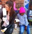 Funcionários afirmaram que Demi-Leigh Nel-Peters apenas cumpriu com medidas de higiene para evitar contaminação de comida   Foto: BBCBrasil