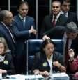 Senadoras assumem a presidência da mesa e não deixam o presidente assumir o a sessão da reforma trabalhista; Eunicio mandou apagar as luzes do plenário  Foto: Lula Marques/AGPT