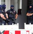 Policiais durante operação que prendeu suspeitos do roubo da moeda de ouro  Foto: Reuters