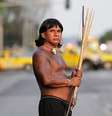 Indígena protesta em Brasília em prol de demarcação de terras  Foto: Reuters