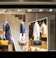 Colocar espelho na vitrine é muito positivo para a loja.   Foto: iStock