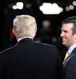Donald Trump, de costas, acompanhado de seu filho mais velho (à direita), Donald Trump Jr.  Foto: Reuters