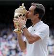 A cena se repete pela oitava vez: Federer beija o troféu de campeão de Wimbledon  Foto: Reuters