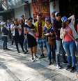 Venezuelanos encaram fila para votar no plebiscito informal sobre o governo de Maduro  Foto: Reuters