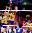 Roberta e Adenízia tentam bloquear ataque japonês  Foto: Divulgação/FIVB