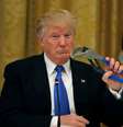 Donald Trump, com ferramenta, enquanto participa de reunião na Casa Branca em 19/7/2017.  Foto: Carlos Barria / Reuters