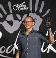 Vocalista da banda Linkin Park Chester Bennington mostra sua mão coberta de cimento durante a inclusão da banda no RockWalk do Guitar Center em Los Angeles
18/06/2014
REUTERS/Mario Anzuoni    Foto: Reuters