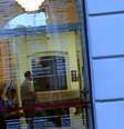 Funcionários carregam caixão durante exumação de corpo de Salvador Dalí em Figueras
 20/7/2017    REUTERS/Albert Gea  Foto: Reuters