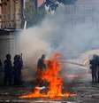 Forças de segurança se movimentam durante confronto com manifestantes em Caracas
 20/7/2017     REUTERS/Andres Martinez Casares  Foto: Reuters