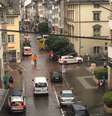 Rua é isolada na cidade de Schaffhausen, na Suíça, após ataque de um homem armado com uma motossera  Foto: Reuters