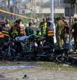 Corpo é retirado do local da explosão na cidade de Lahore  Foto: Reuters