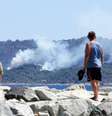 Turistas observam fumaça de incêndios florestais em La Croix-Valmer, na França  25/07/2017 REUTERS/Jean-Paul Pelissier  Foto: Reuters