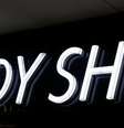 Logotipo a fabricante brtitânica de cosméticos e produtos para a pele The Body Shop em uma loja em Viena, Aústria. 23/11/ 2016.   REUTERS/Leonhard Foeger  Foto: Reuters