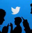 Pessoas usam celulares diante de logo do Twitter
27/09/2013 REUTERS/Kacper Pempel/Illustration/File Photo  Foto: Reuters