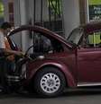 Frentista abastece Fusca em posto no Rio de Janeiro
30/09/2015
REUTERS/Ricardo Moraes  Foto: Reuters